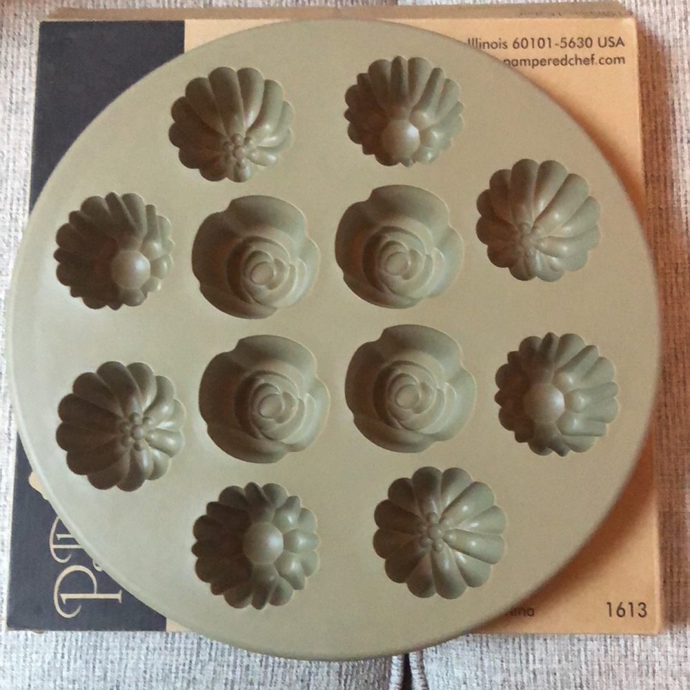 New in box The Pampered chef silicone bakeware floral cupcake pan